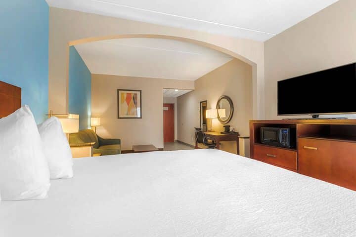 Room 8 of 33